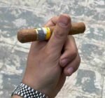 نحوه گرفتن سیگار برگ در دست